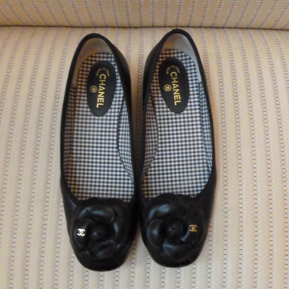 Chanel CC Logo Camellia Flower Low Heel Pumps - Picture 3 of 11